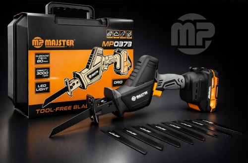 Akumulatorowa piła szablasta marki MAJSTER PRO, model MP0373 w zestawie, na ciemnym tle - ujęcie nr 2