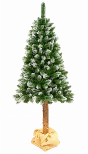 Sztuczna choinka, stylizowana na sosnę, z naturalnym pniem o wysokości 220 cm. Gałązki choinki pokryte sztucznym śniegiem i błyszczącymi drobinkami, imitującymi diamenty - ujęcie nr 4