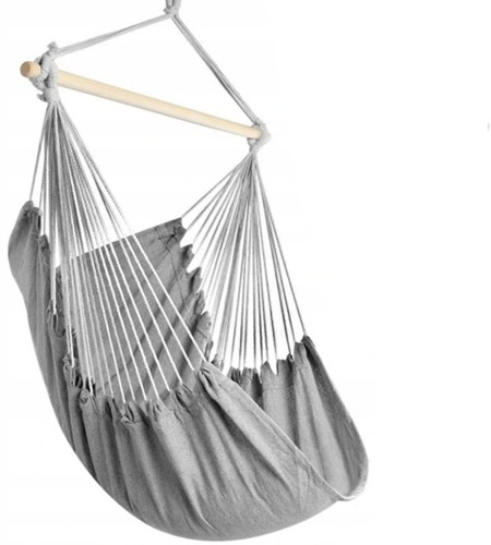 Fotel jest zawieszany na jednym punkcie za pomocą mocnych sznurów, które łączą materiałowe siedzisko z drążkiem i punktem mocowania (np. hakiem w suficie, gałęzią drzewa).