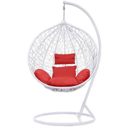Pleciona, biała konstrukcja kosza, połączona z miękkimi, czerwonymi poduszkami, tworzy harmonijną całość, która doskonale wkomponuje się w każde otoczenie.