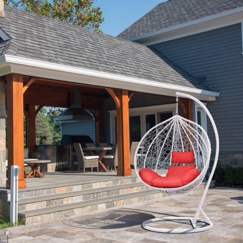 Kosz zawieszony na solidnym stelażu, co umożliwia delikatne kołysanie, potęgując uczucie relaksu i odprężenia. Tworzy idealne miejsce do czytania, drzemki czy po prostu cieszenia się chwilą spokoju w ogrodzie, na tarasie a nawet we wnętrzu domu.