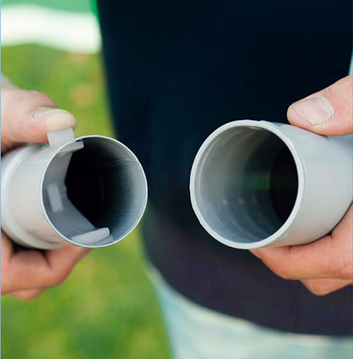 Trzymane w dłoniach elementy stelaża basenu.