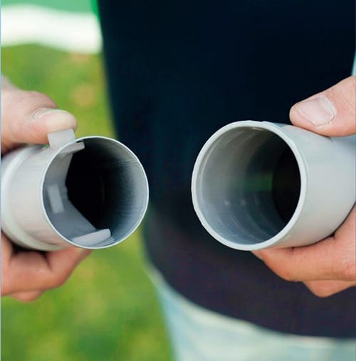 Trzymane w dłoniach elementy stelaża basenu. 