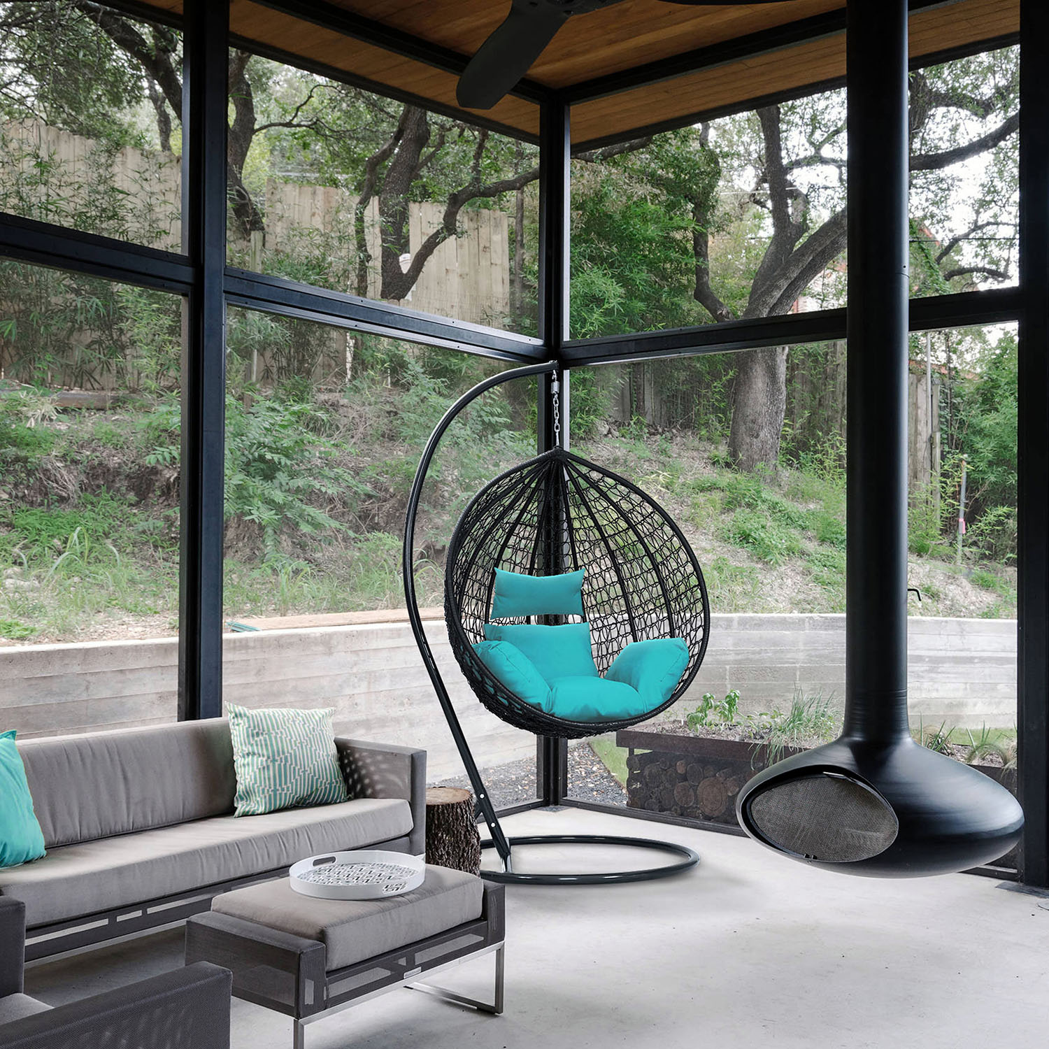 Kosz zawieszony na solidnym stelażu, co umożliwia delikatne kołysanie, potęgując uczucie relaksu i odprężenia. Tworzy idealne miejsce do czytania, drzemki czy po prostu cieszenia się chwilą spokoju w ogrodzie, na tarasie a nawet we wnętrzu domu-ujęcie 2