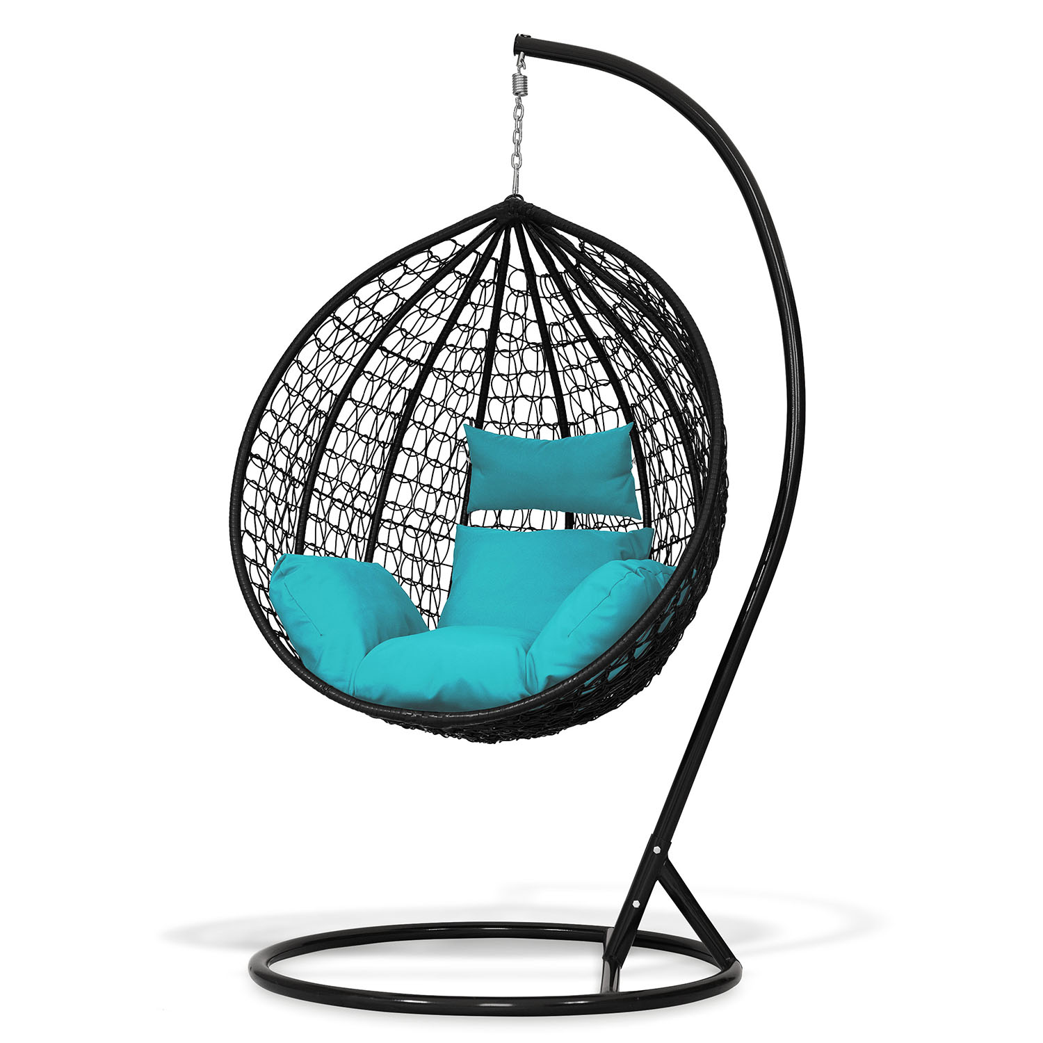 Fotel wiszący składa się z plecionego kosza w czarnym kolorze, zawieszonego na metalowym stelażu z zakrzywioną nogą i okrągłą podstawą oraz miękkich, szarych poduszek, zapewniających komfort siedzenia.