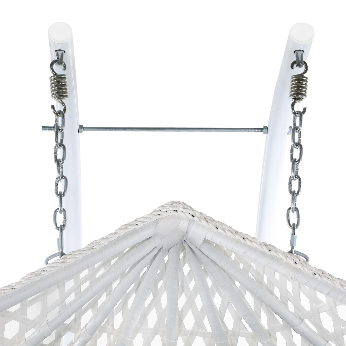 Zbliżenie na górną część wiszącego fotela. Solidna, jasna konstrukcja, która stanowi podstawę do zawieszenia fotela. Dwa łańcuchy połączone ze stelażem za pomocą sprężyn, które amortyzują ruch fotela i zapewniają komfort bujania.