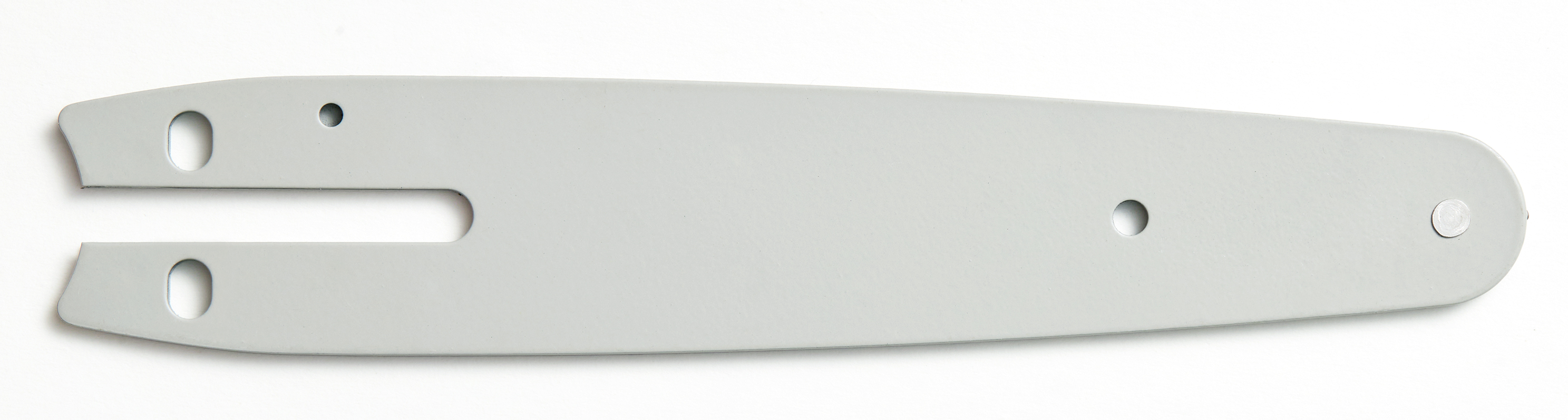 Prowadnica jest płaska, ma podłużny kształt i na jednym końcu posiada wycięcie w kształcie litery "U". Na powierzchni prowadnicy znajdują się otwory montażowe.