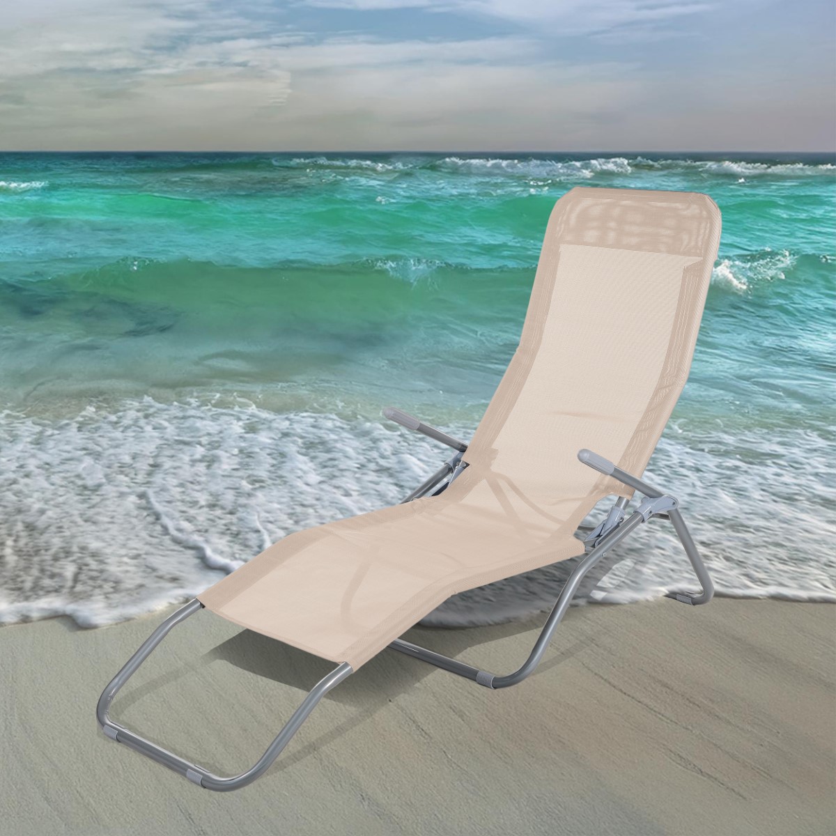 Leżak grawitacyjny w kolorze beżowo-srebrnym, plażowy lub ogrodowy- na tle plaży.