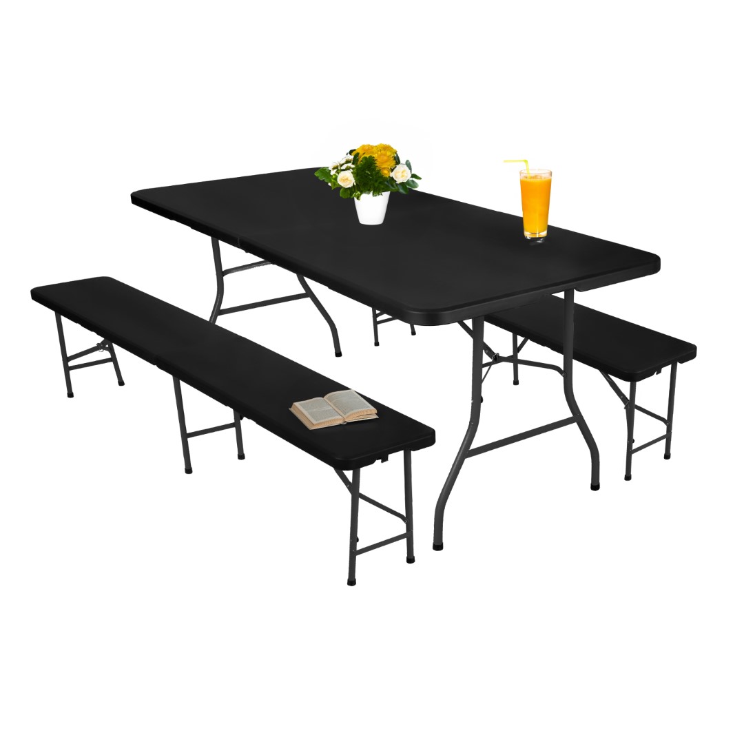 Zestaw mebli cateringowych składanych. Stół i dwie ławki na białym tle.