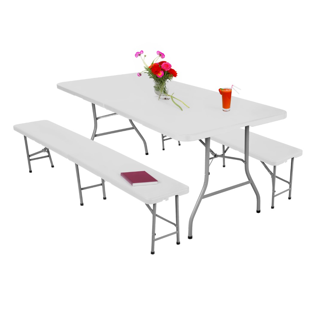 Zestaw mebli cateringowych składanych. Stół i dwie ławki na białym tle. 