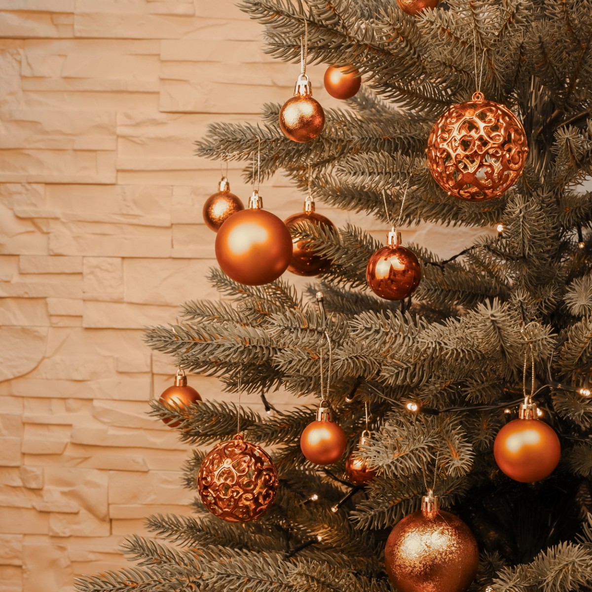 Bombki choinkowe pomarańczowe na gałązce choinkowej. - ujęcie 3