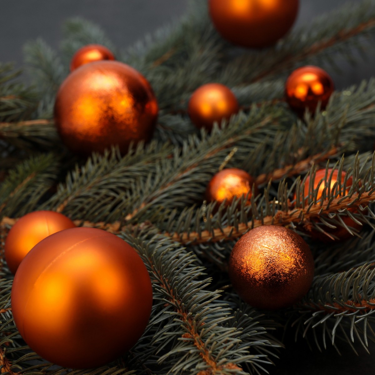 Bombki choinkowe pomarańczowe na gałązce choinkowej. - ujęcie 2