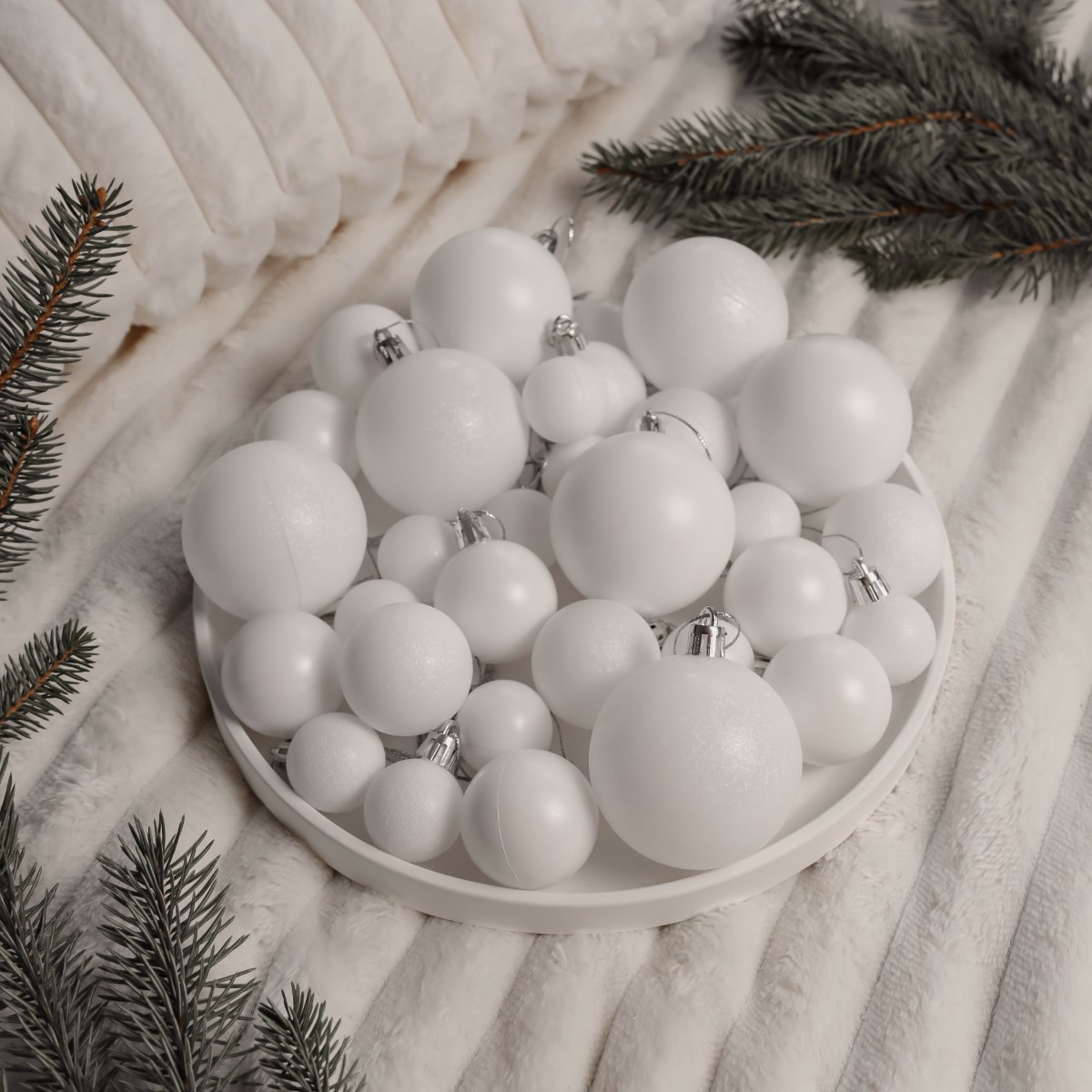 Dzięki naszym ozdobom choinkowym możesz:    Tworzyć wyjątkowe i niepowtarzalne kompozycje na choince.  Dekorować stół i parapety, tworząc piękne aranżacje.  Stworzyć urocze stroiki na drzwi i ozdoby na ościeżnice.