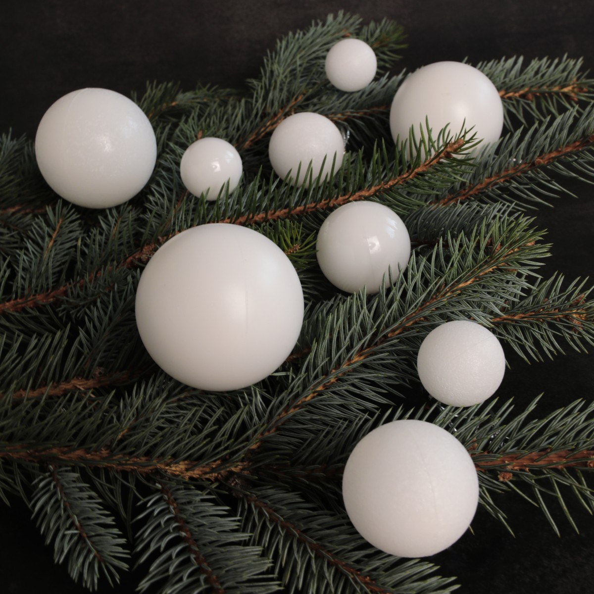 Bombki choinkowe białe na gałązce choinkowej. - ujęcie 3