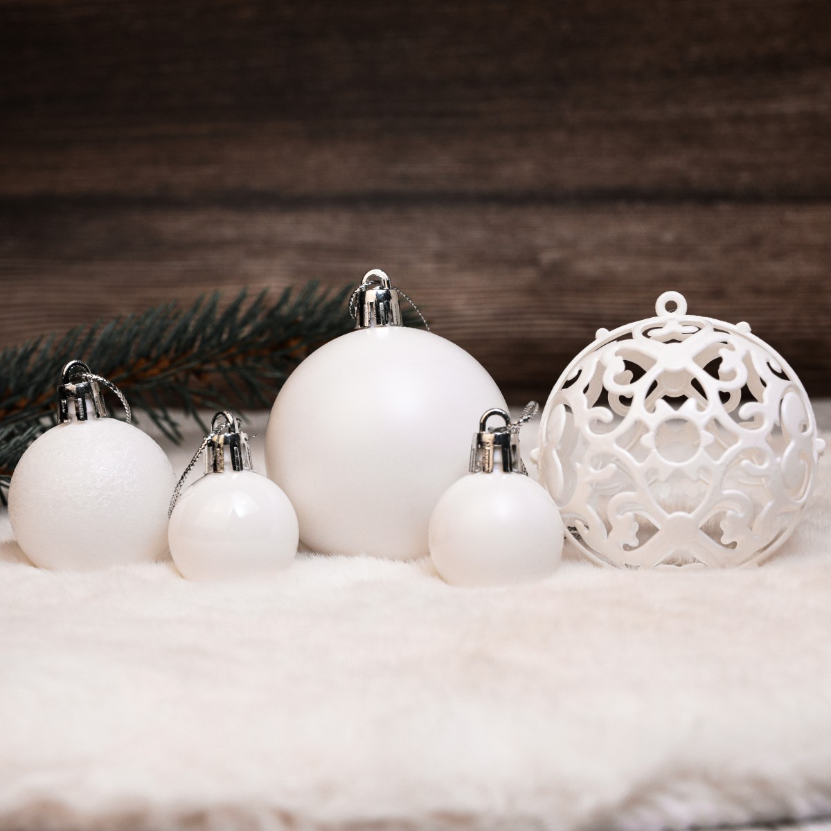 W skład zestawu wchodzą:    32 bombki w rozmiarze 6cm  36 bombek w rozmiarze 4cm  32 bombki w rozmiarze 3cm  1 gwiazda