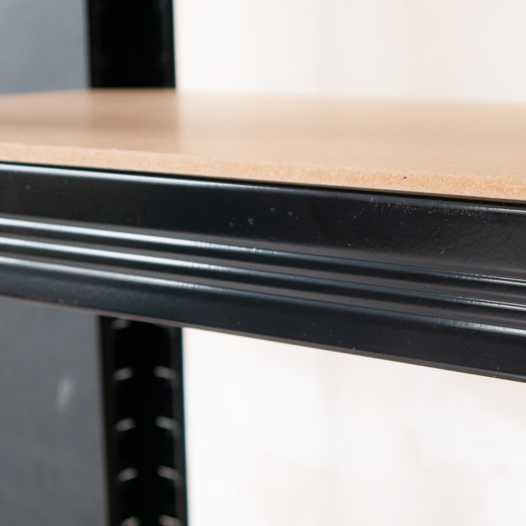 Regał czarny wykonany z mocnej wytrzymałej stali.