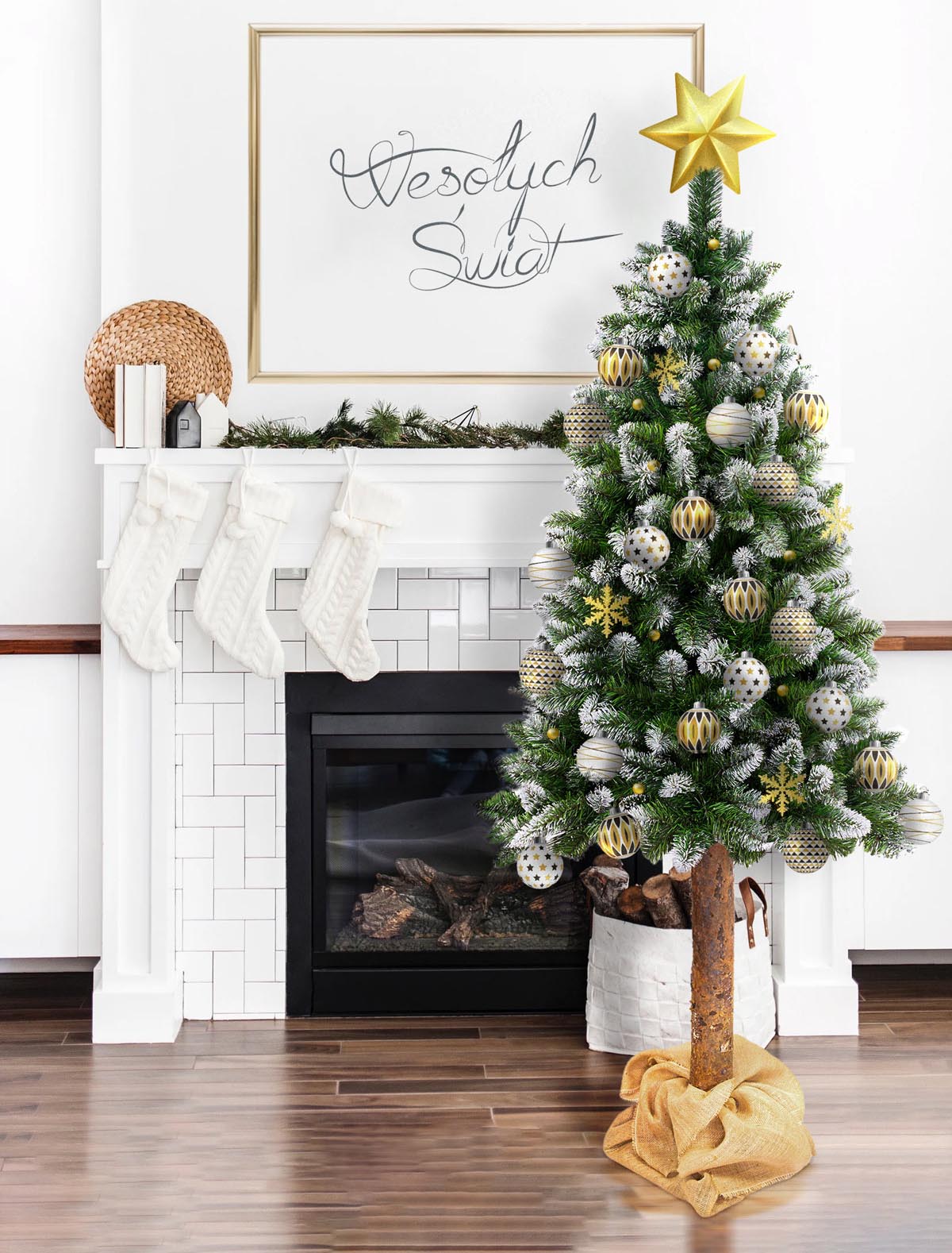 Choinka udekorowana świątecznymi ozdobami w kolorach srebrnym i złotym na tle salonu z kominkiem.