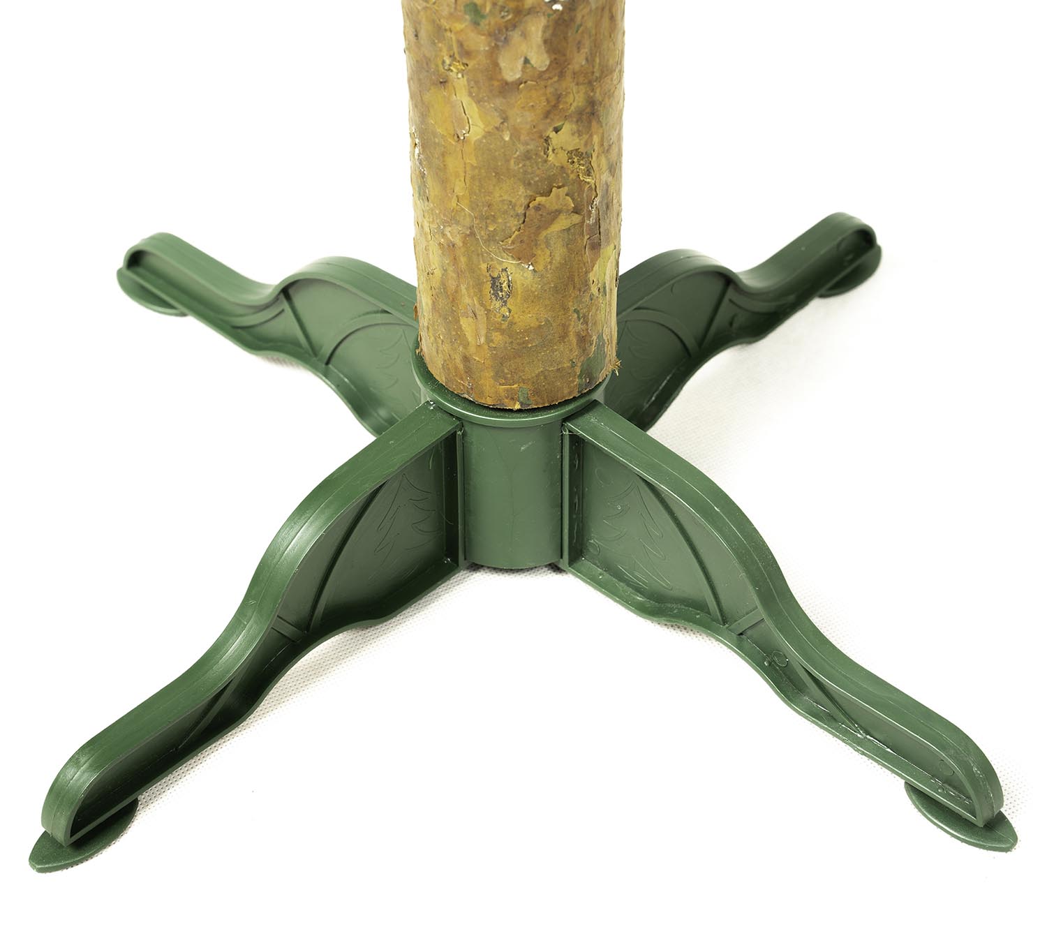 Naturalny pień na czteroramiennej zielonej podstawie.