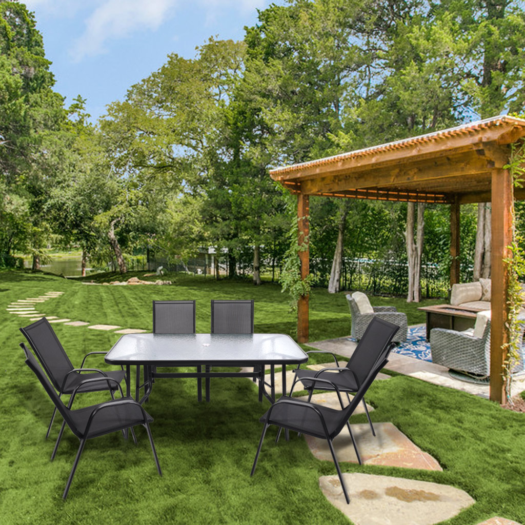 Zestaw mebli ogrodowych Bistro. Stół i 6 krzeseł na tle ogrodu.