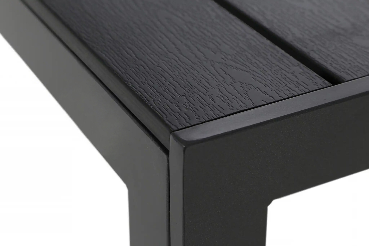 Zbliżenie na blat stołu. 