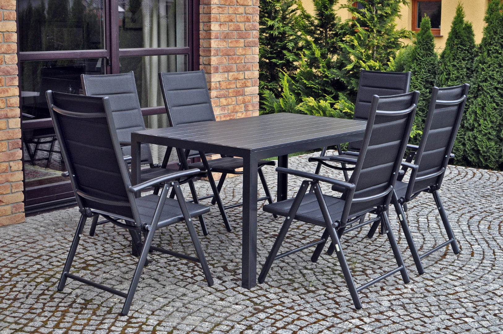 Meble wypoczynkowe 8 osobowe, na tle ogrodu.