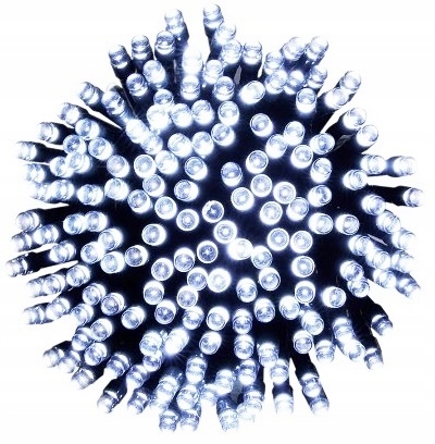 Lampki emitujące jasne, zimne światło, tworząc efektowną, świetlistą kulę.