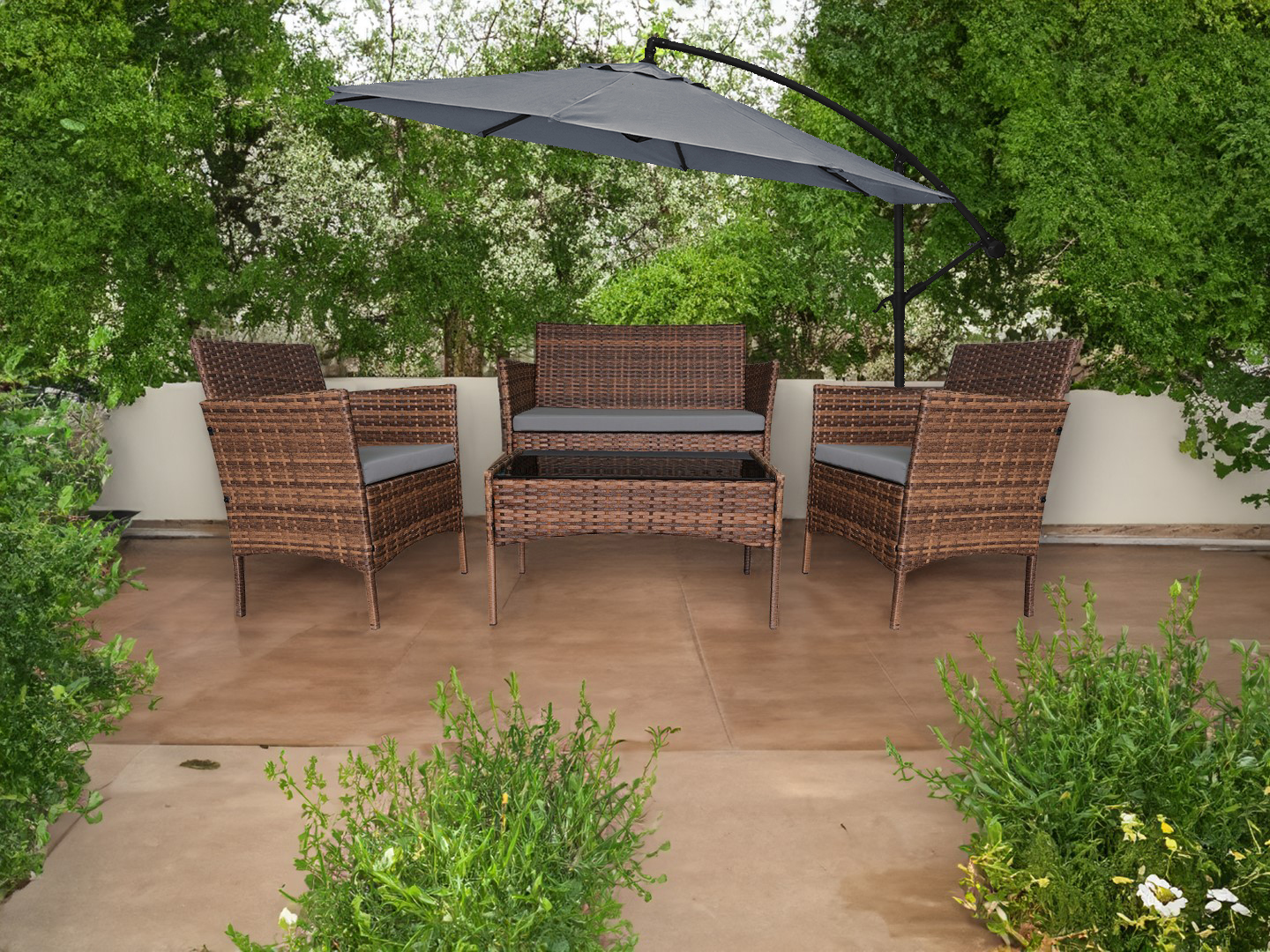 Szary parasol ogrodowy boczny z kompletem mebli rattanowych Madera w ogrodzie. 
