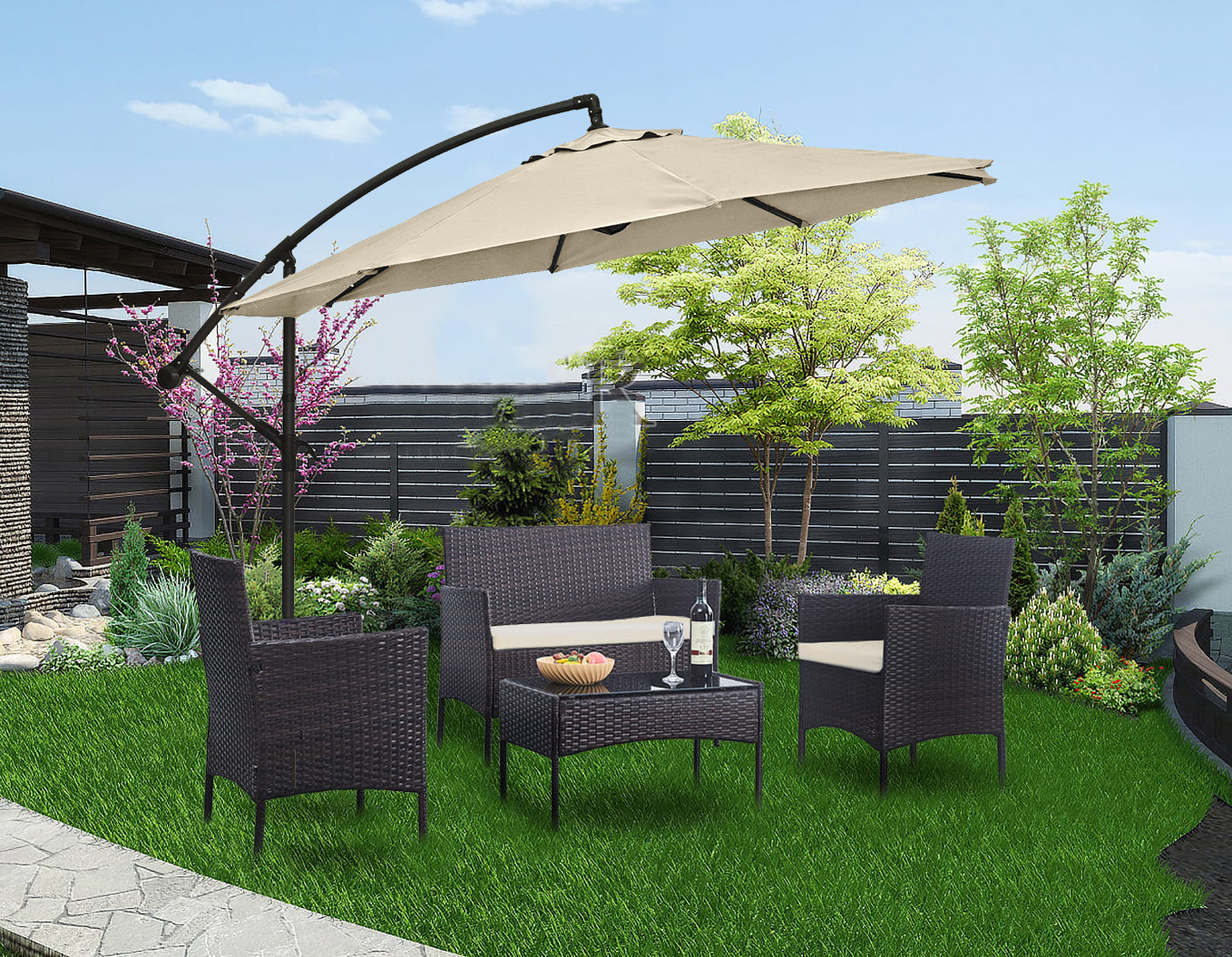 Parasol ogrodowy boczny, rozłożony w ogrodzie z zestawem mebli rattanowych Madera.